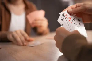 Bästa kortspelen för två – här hittar du spelen som aldrig blir tråkiga