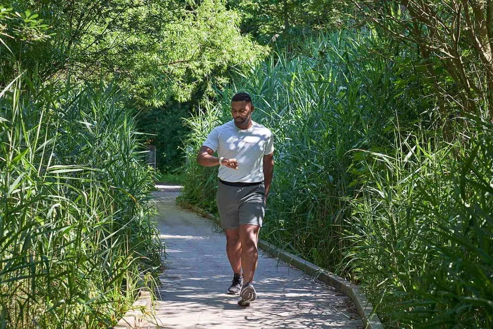 hur långt går man på en timme