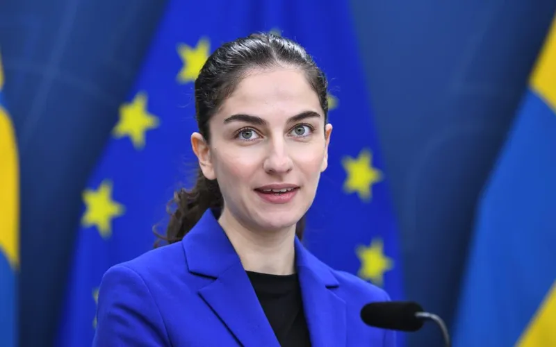 romina pourmokhtari mamma och pappa