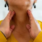 ont i halsen ena sidan och örat utan feber