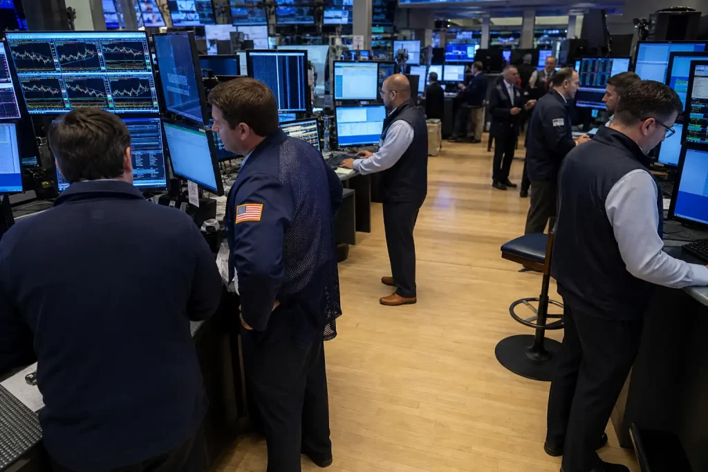 Traders vid skärmar på en aktiv handelsgolv dagen Anthropic has officially filed to go public