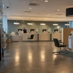 En tom bankfilial sent på eftermiddagen, kopplad till artikeln Bankerna varnar: Nedskärningar på gång när AI tar över.