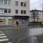 En gata med bostadshus och en bankfilial en mulen dag, en person går mot entrén. Barnakrisen kan slå hårt mot både dig och...