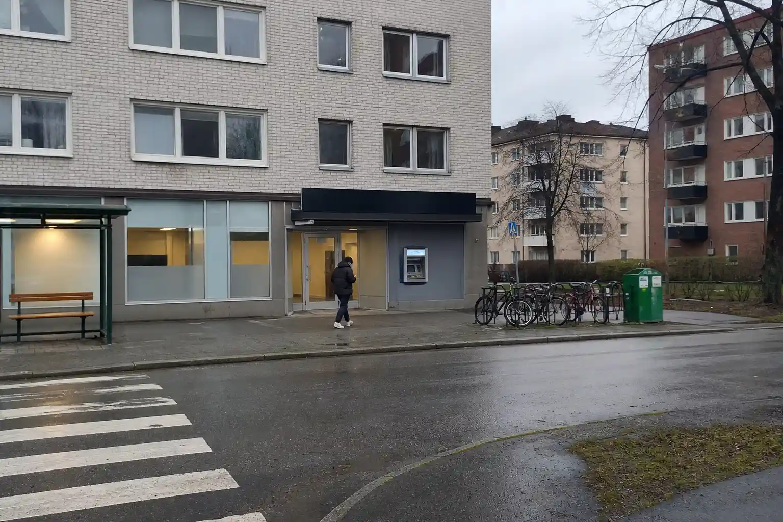 En gata med bostadshus och en bankfilial en mulen dag, en person går mot entrén. Barnakrisen kan slå hårt mot både dig och...