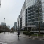 Morgonvy över modernt Parisiskt kontorsområde, kopplat till nyheten att Softbank miljardinvesterar i fransk AI.
