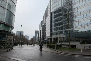 Morgonvy över modernt Parisiskt kontorsområde, kopplat till nyheten att Softbank miljardinvesterar i fransk AI.