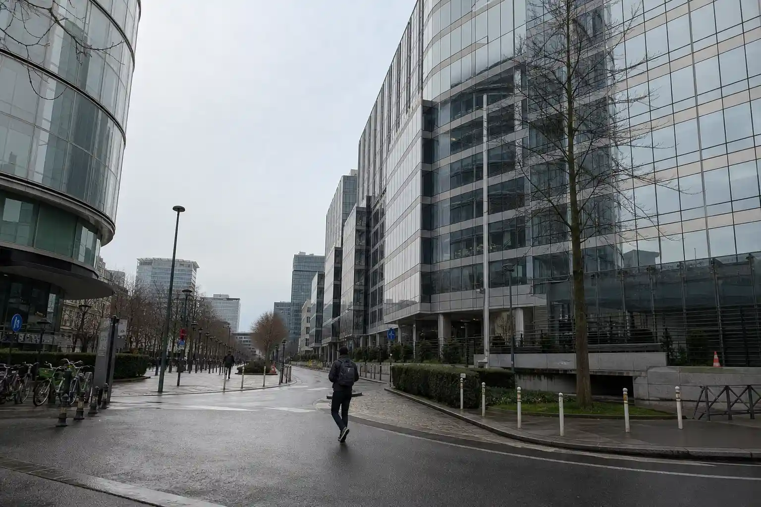Morgonvy över modernt Parisiskt kontorsområde, kopplat till nyheten att Softbank miljardinvesterar i fransk AI.