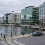 Kontorshus i Stockholms finansdistrikt en grådaskig dag, vid Hemnet återköpsprogram