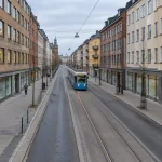 Svensk stadsgata med spårvagnsspår och kontorsfastigheter, motiv för fastighetsaktier börsen
