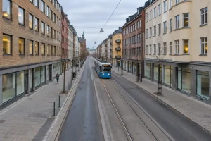 Svensk stadsgata med spårvagnsspår och kontorsfastigheter, motiv för fastighetsaktier börsen