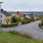 Villaområde i svensk småstad en höstdag, aktuellt för bostadspriser prisutveckling