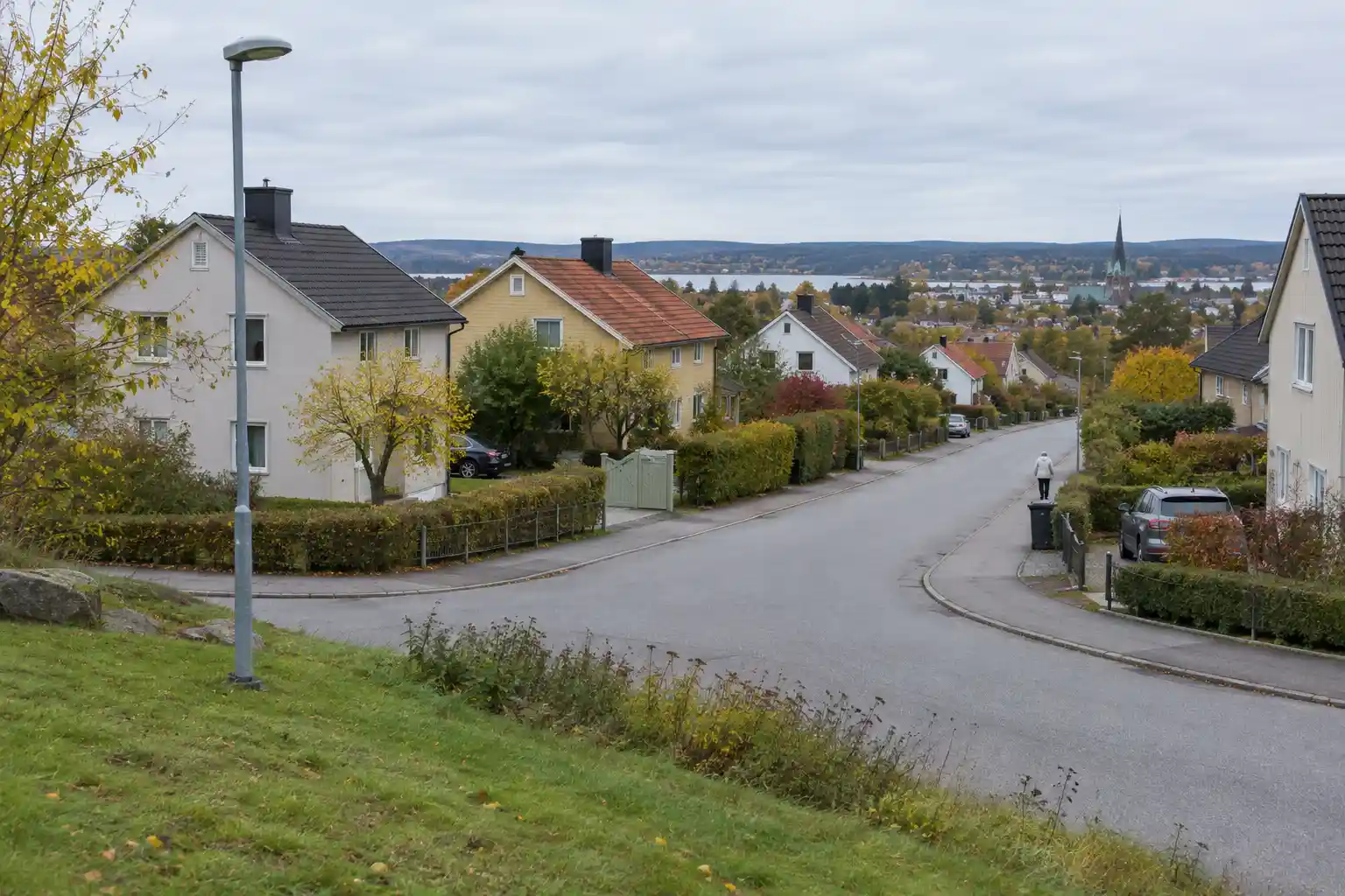 Villaområde i svensk småstad en höstdag, aktuellt för bostadspriser prisutveckling