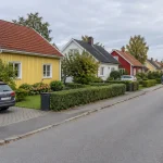 Villagata i södra Sverige en molnig sensommareftermiddag, ett ämne för villapriser augusti