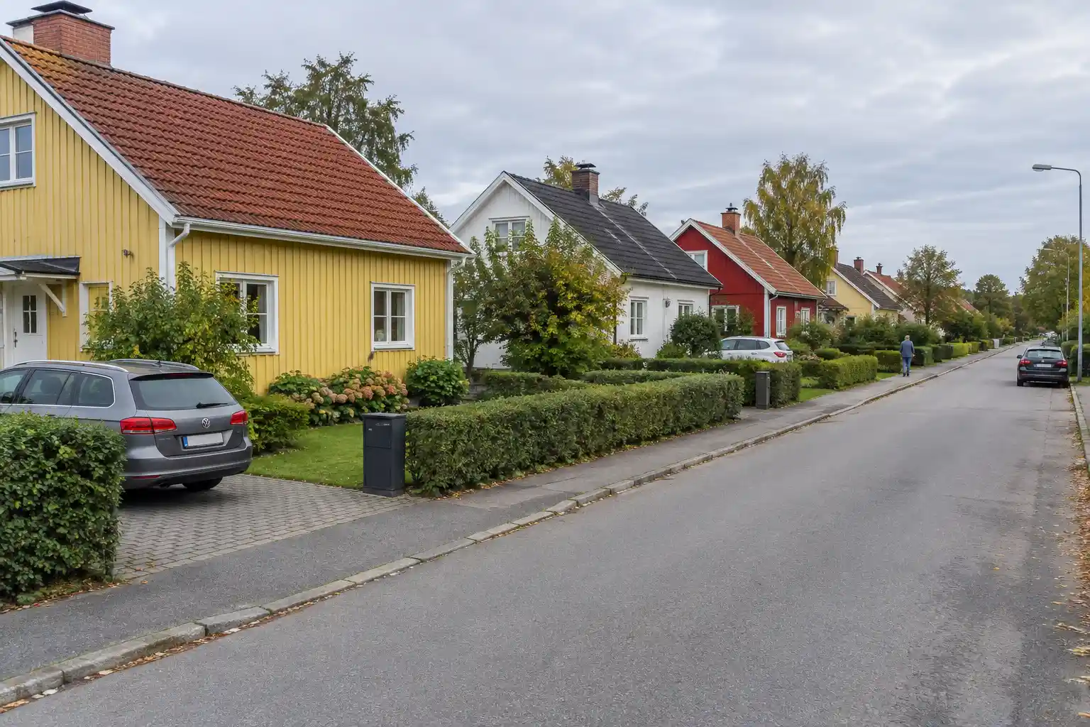 Villagata i södra Sverige en molnig sensommareftermiddag, ett ämne för villapriser augusti